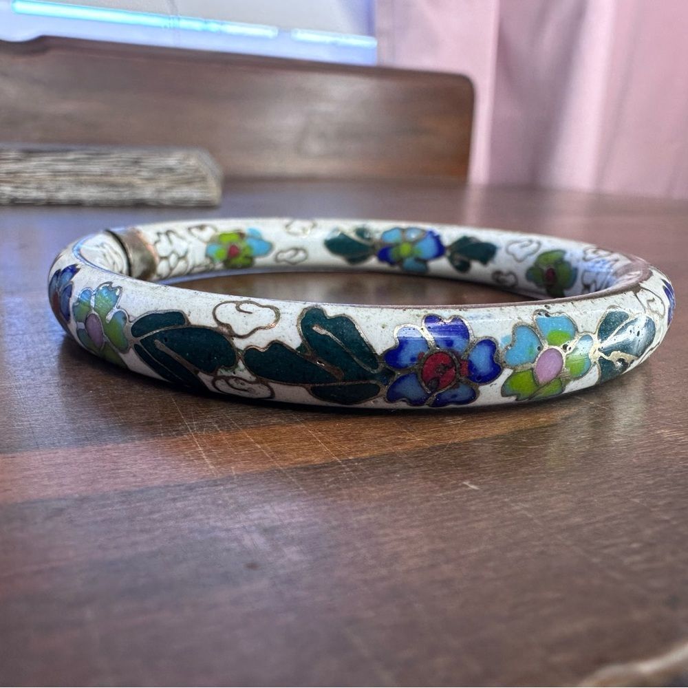 Vintage Cloisonné Hinged Round 360 design White Blue Gold Green